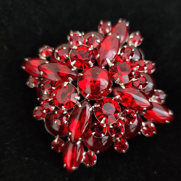 Exquisite Vintage Confirmed Juliana Garnet Red Glass Brooch - Picture 3 of 16